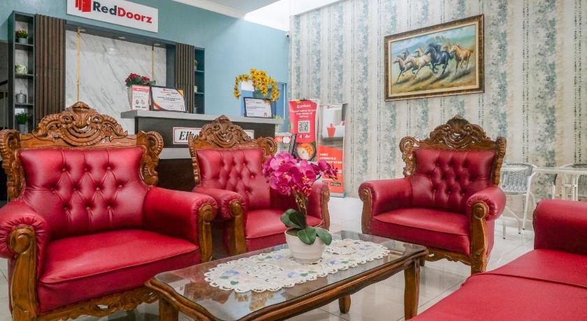 RedDoorz near Hermes Place Polonia Medan - image 12