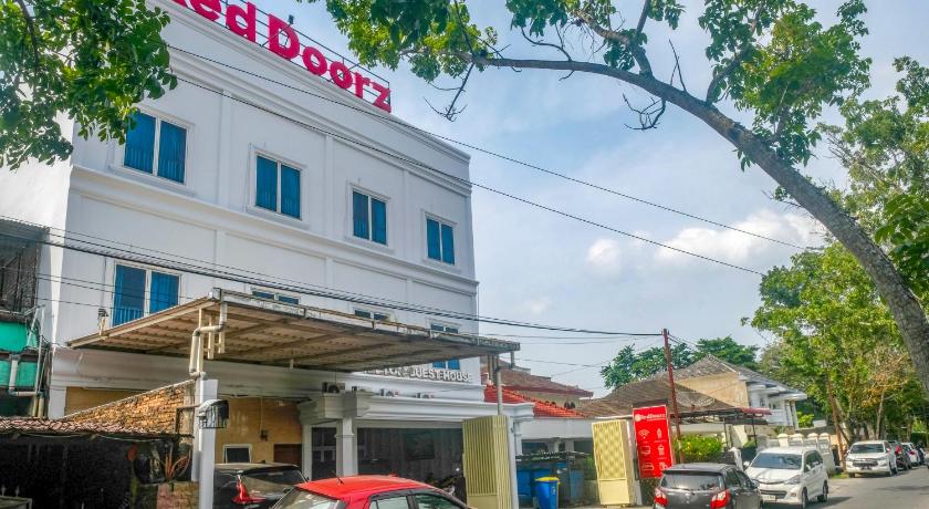 RedDoorz near Hermes Place Polonia Medan - image 5