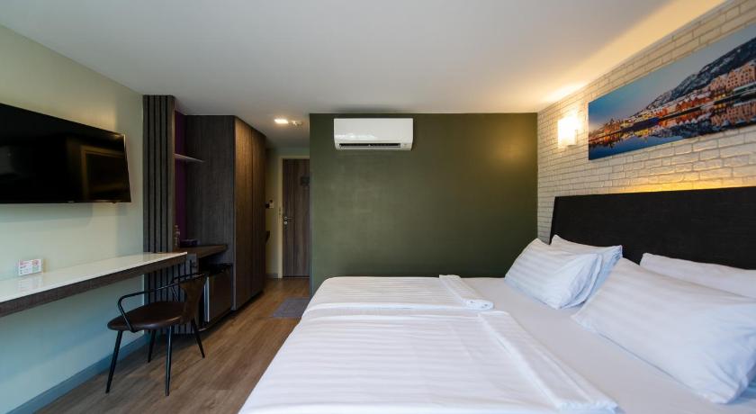 Bangkok BB Glass House 2-Star Hotel pool