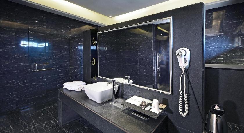Image of Deluxe Double Suite Check-In After 6:00 PM 12