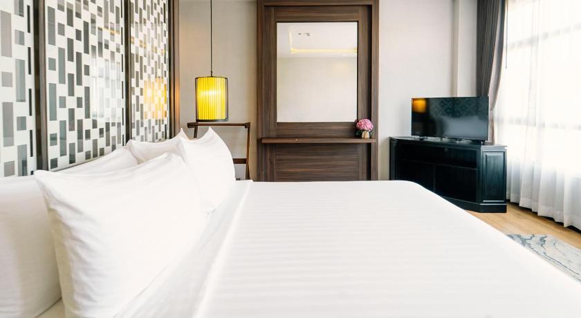 Image of Deluxe King City View with Balcony 14
