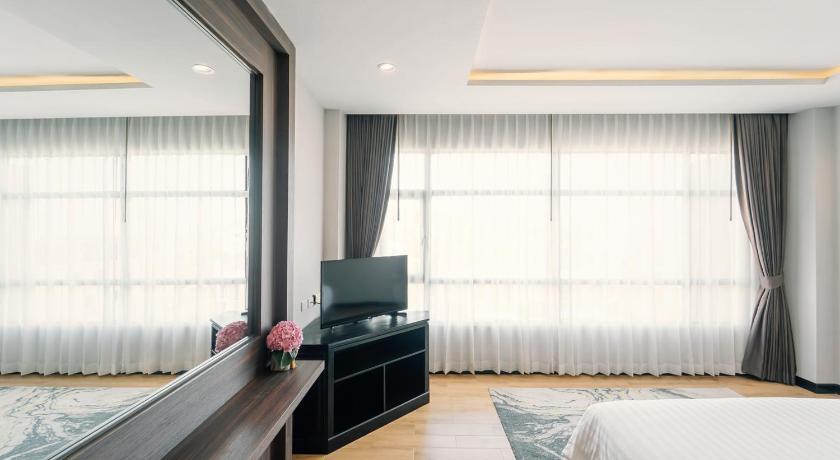 Image of Deluxe King City View with Balcony 15