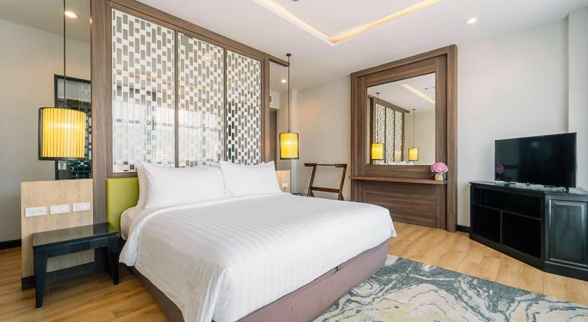 Image of Deluxe King City View with Balcony 7