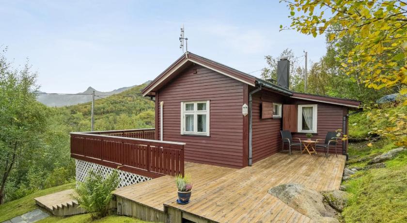 Cozy Forest Cabin in Lofoten Peaceful and Central