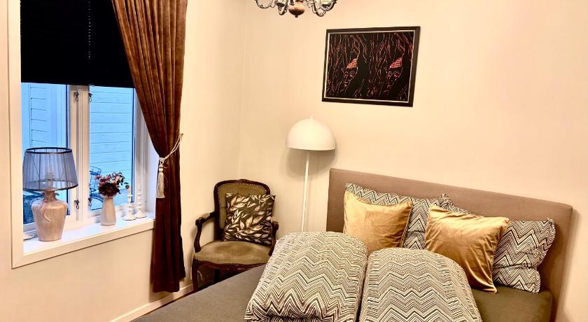 2 bedroom apartment historical downtown by the sea