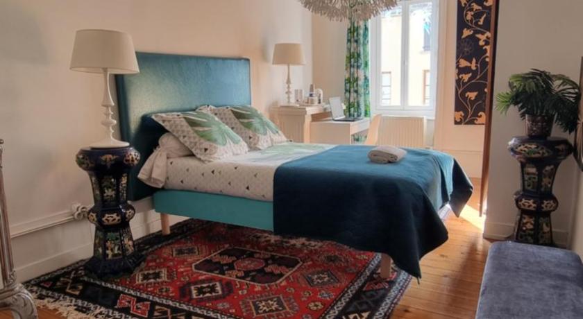Clos Germanois Etape entre Clermont, Lyon et St Etienne A89, table et Petit-dejeuner
