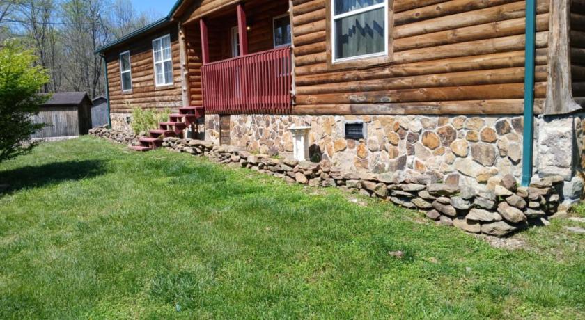 Belfry The Sandstone - A 3BR, 2BA Deluxe Log Cabin 4-Star Accommodation suite