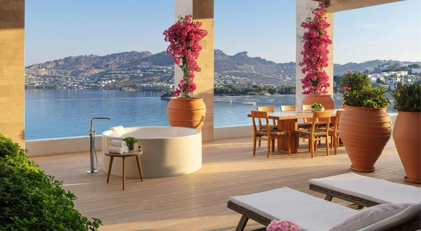 Superior One-Bedroom King Suite with Sea view and Balcony Görseli 4