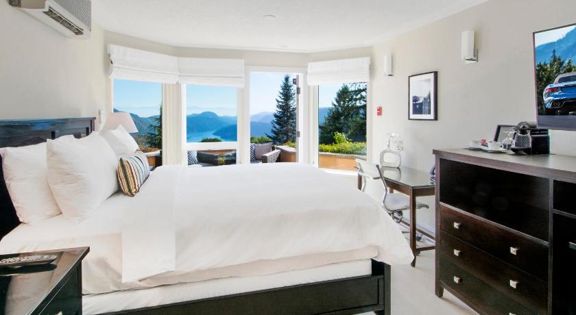 Villa Eyrie Resort photo