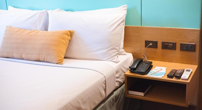 Image of 1 Queen Bed, Mobility Accessible Room, Non-Smoking 3