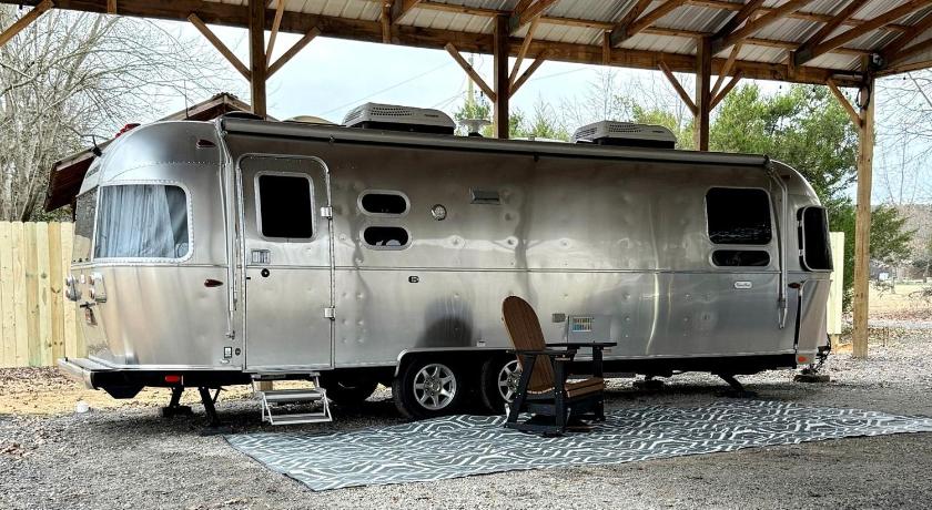 森特 Peaceful Lakeside Covered Airstream with Firepit & Kayaks Near Centre, AL 2星级 住宿 餐厅