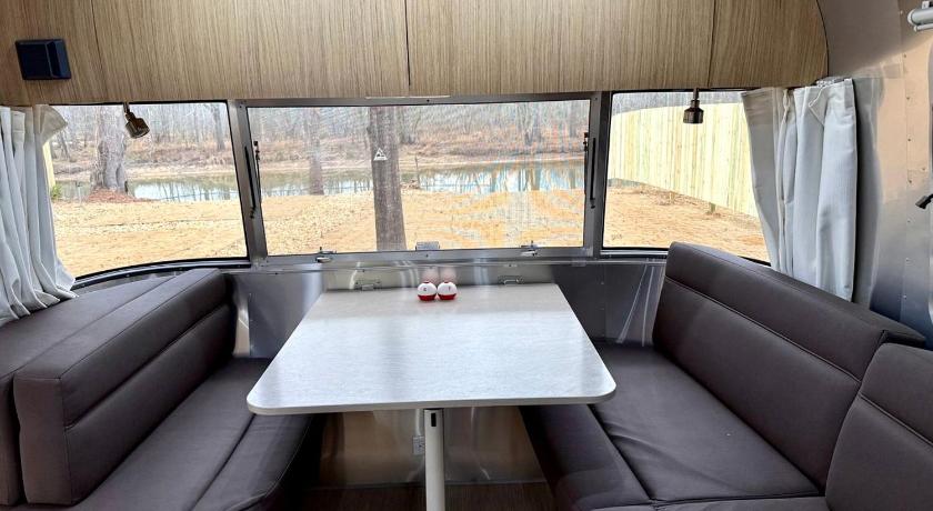 森特 Peaceful Lakeside Covered Airstream with Firepit & Kayaks Near Centre, AL 2星级 住宿 套房