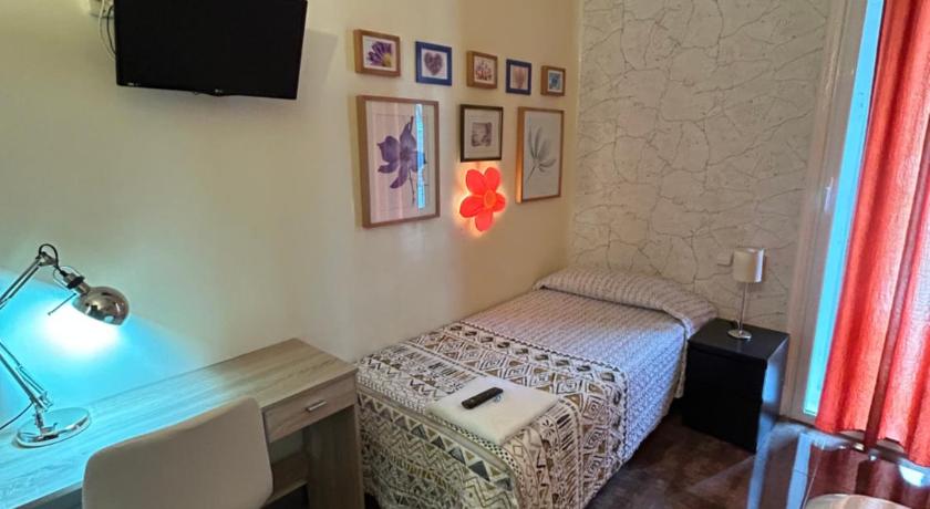 Image of Single with Shared Bathroom 9