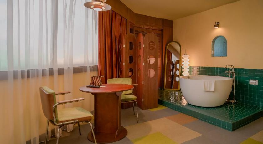 The Très Hotel - image 14