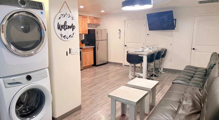 투손 (AZ) APT Style Home 2BR 2BA w Jacuzzi Near Airport 4성급 숙소 레스토랑