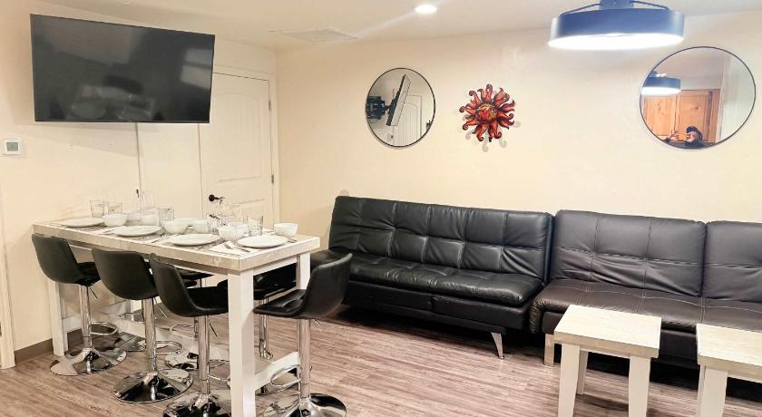 투손 (AZ) APT Style Home 2BR 2BA w Jacuzzi Near Airport 4성급 숙소 레스토랑