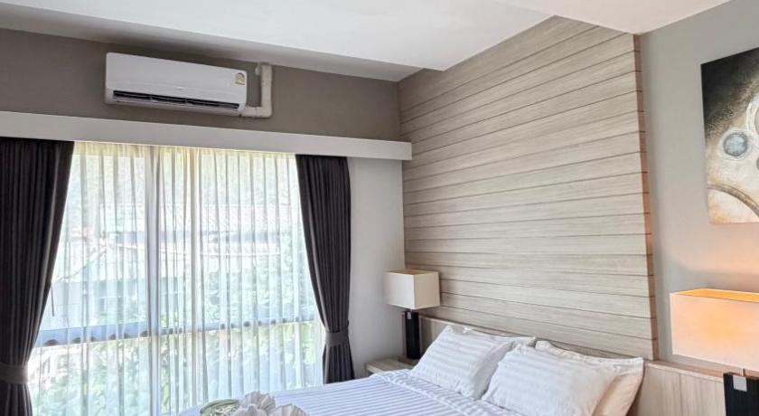 Image of Deluxe Suite with Large Jacuzzi 8