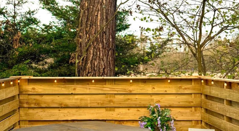 Boann 5 - Hot Tub-Hunting Tower Lodges-Luxury-Families-Romantic