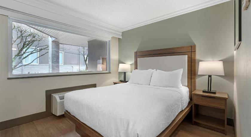 Image of Queen Room with Bath Tub - Disability Access/Non-Smoking 3