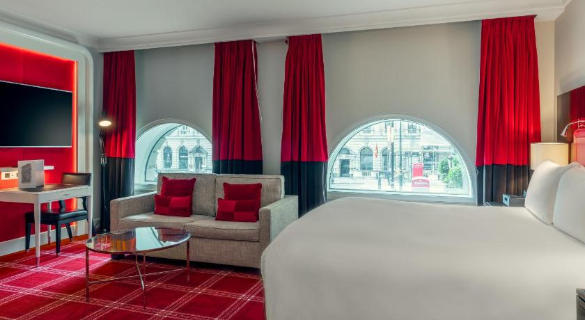 Image of STUDIO SUITE, 1&nbsp; King Bed, Lounge Space, Waterl oo Place View. 0