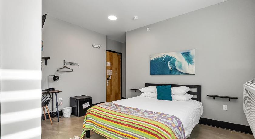 Pet friendly queen room for 2