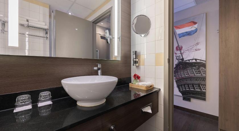 Image of Superior Room with 1 Twin Bed, 2 Single Beds 6