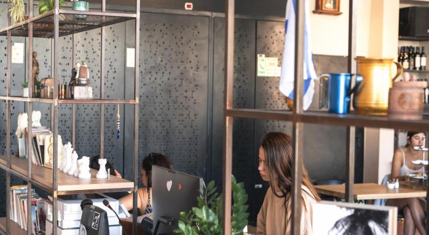 HOTEL SHOSHANA - image 9