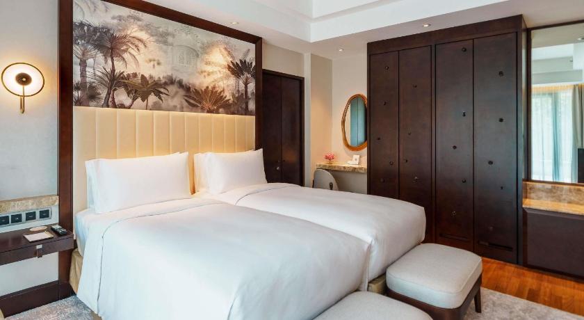 Signature Family Suite with One King Bed and Two Single Bedsの画像 1