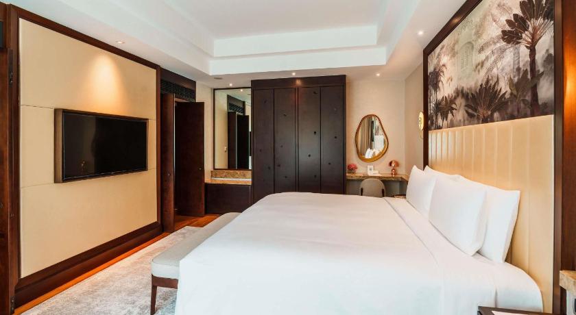 Signature Family Suite with One King Bed and Two Single Bedsの画像 4