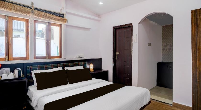 Image of Deluxe Double Room with Bath 0