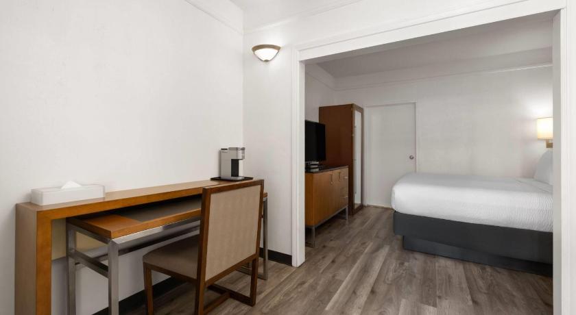 Image of 1 King Bed, Mobility/Hearing Accessible Suite – Walk-in Shower w/ Grab Bars, Non-Smoking 1
