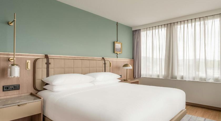 Image of Junior Club Suite, M Club lounge access, Junior Suite, 1 King, Sofa bed, River view 1
