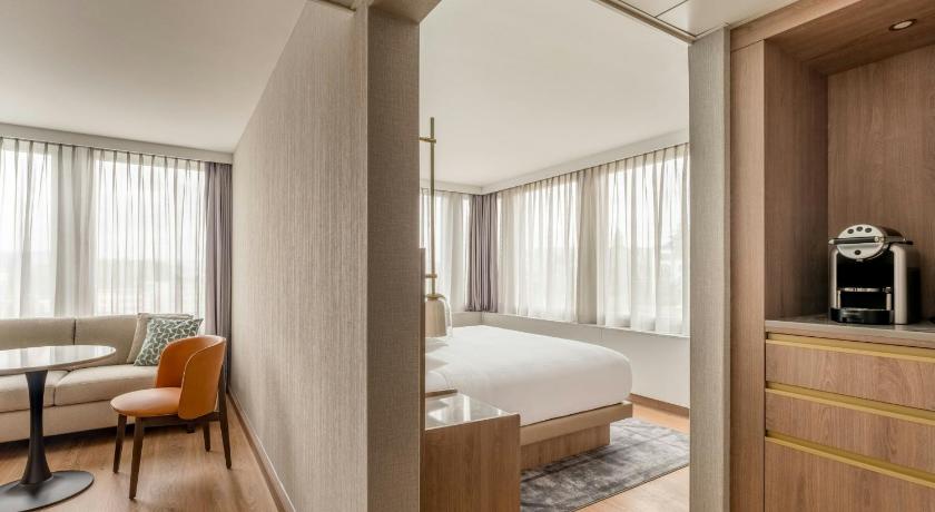 Image of Junior Club Suite, M Club lounge access, Junior Suite, 1 King, Sofa bed, River view 7
