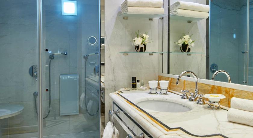 Image of Park Suite with Park and Pool View 7
