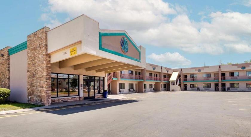 Turquoise Inn & Suites
