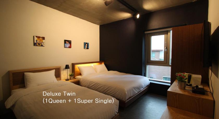 Image of Deluxe Twin 0