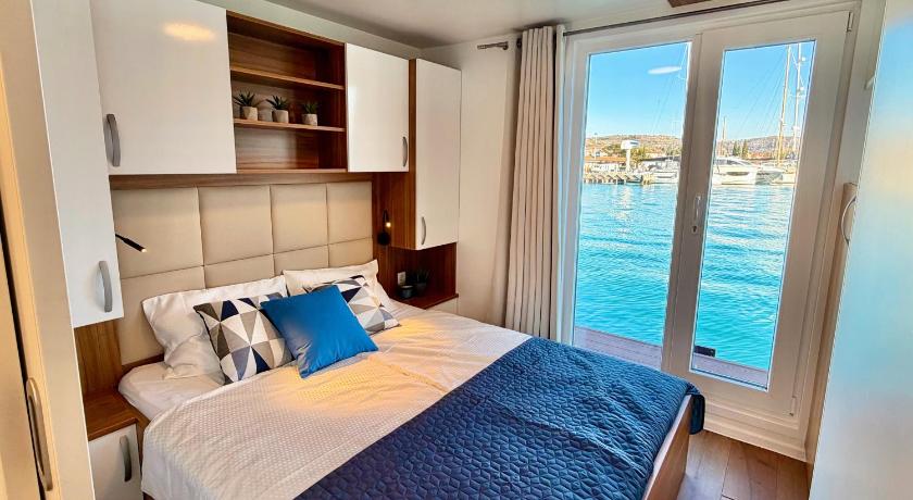Liberty Floating House with Jacuzzi & Sea View