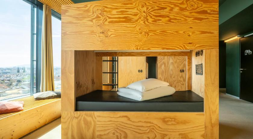 10-12人混合宿舍中的一張床位－附連通浴室 (1 bed in 10-12 person mixed dorm -- en suite)圖片 1