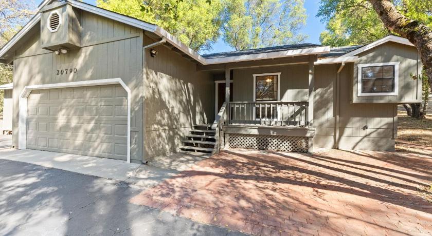 グローブランド Game Room, 8 guests- Lake, Yosemite, Sonora nearby 3つ星 宿泊施設 レストラン