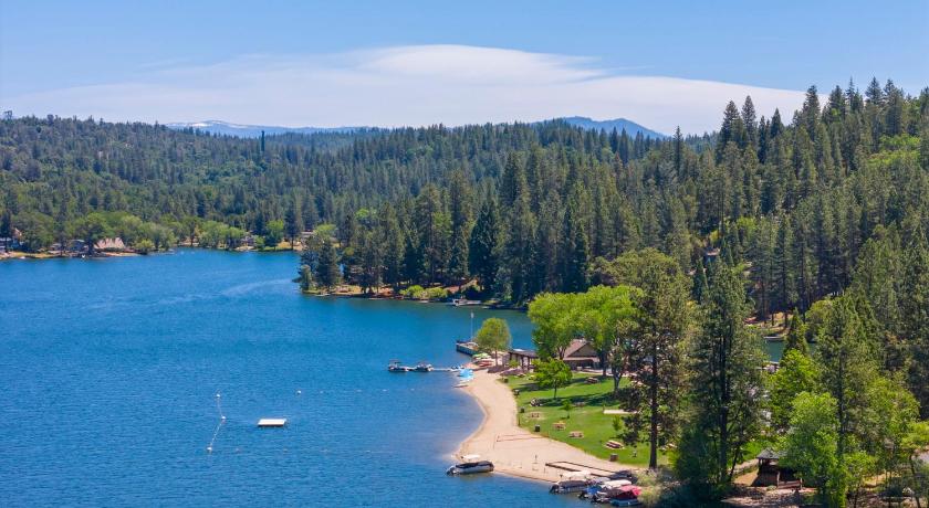グローブランド Game Room, 8 guests- Lake, Yosemite, Sonora nearby 3つ星 宿泊施設 プール