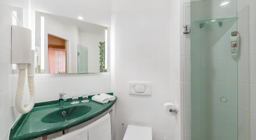 รูปของRoom with 1 double bed equipped with the new be dding 4