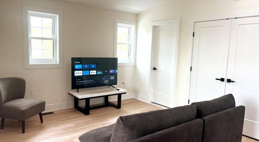 알링턴 (VA) 35 Owners Penthouse - 1 King Bed, Private Bathroom - Nonsmoking 숙소 레스토랑