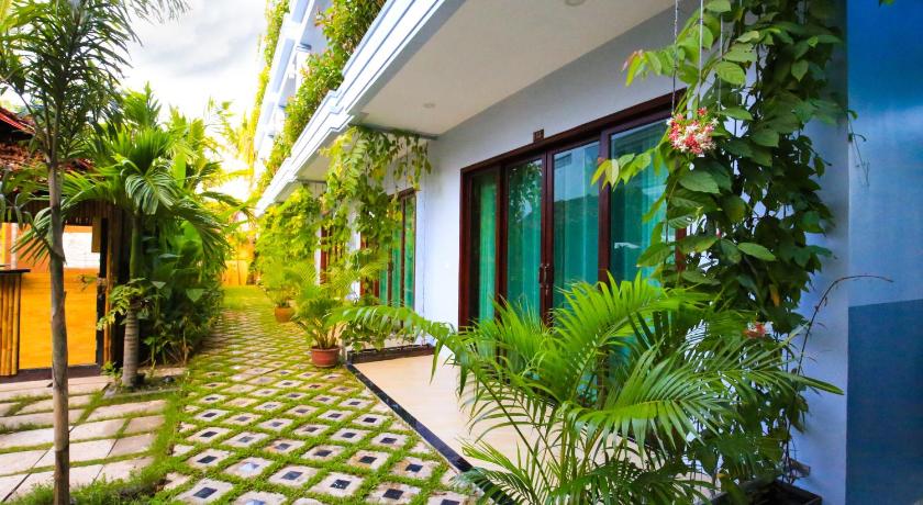 Image of Deluxe Triple Room with balcony 9