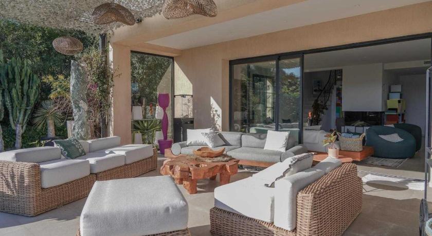Exceptional Villa a/c 4BR/8P with Pool & Sea View - image 8
