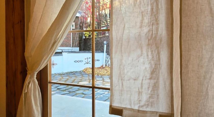 Seoul Jihuheon is a traditional Korean hanok accommodation with a jacuzzi and a large yard 4-Star Accommodation amenity