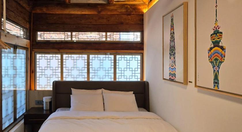 Seoul Jihuheon is a traditional Korean hanok accommodation with a jacuzzi and a large yard 4-Star Accommodation view