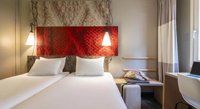 Room with twin beds with the new Sweet bed by i bis fotója 3