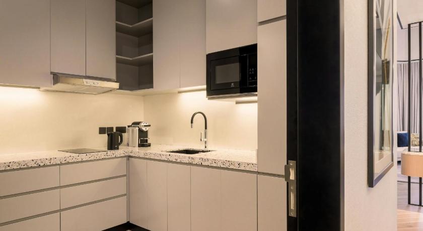 Image of Presidential Suite, Club lounge access, 1 Bedroom Suite, 1 King, Sofa bed, Skyline view 1