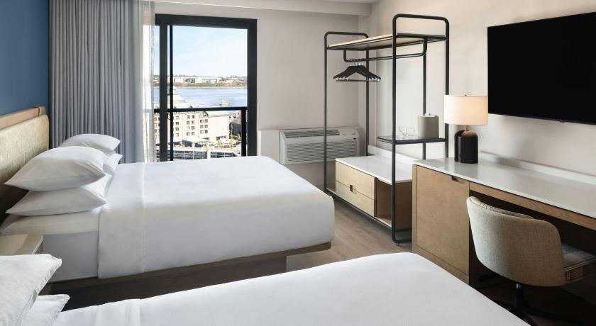 Image of Queen Room with Two Queen Beds and Harbor View 4