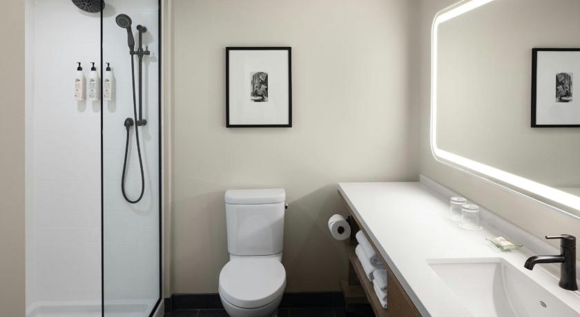 Image of Guest room, 1 King, City view 2
